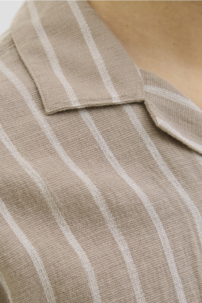 JJEENZO STRIPE RESORT SHIRT SS SN 12268457 Crockery